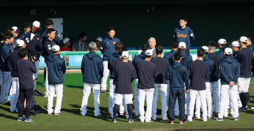 練習前、侍ジャパンナインを激励する榊原コミッショナー（撮影・加藤哉）