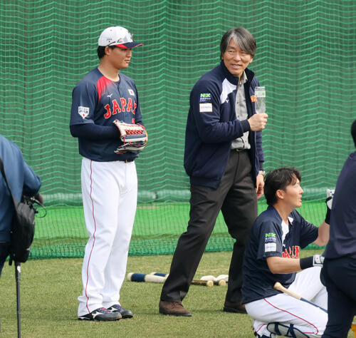 撃練習を終えた侍ジャパン森下（左）はグラブを手に松井氏と話し込む（撮影・加藤哉）