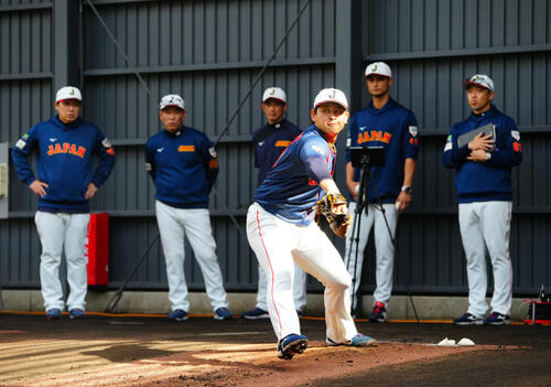 ブルペンで投げ込む宮城（撮影・垰建太）