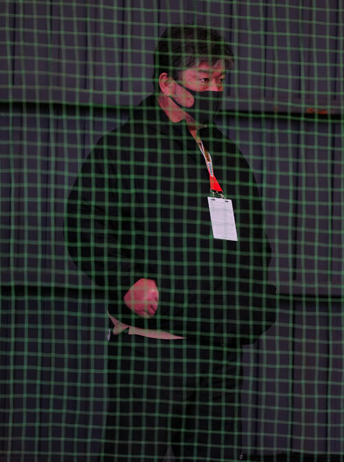 ブルペンを見つめる野茂氏（撮影・垰建太）