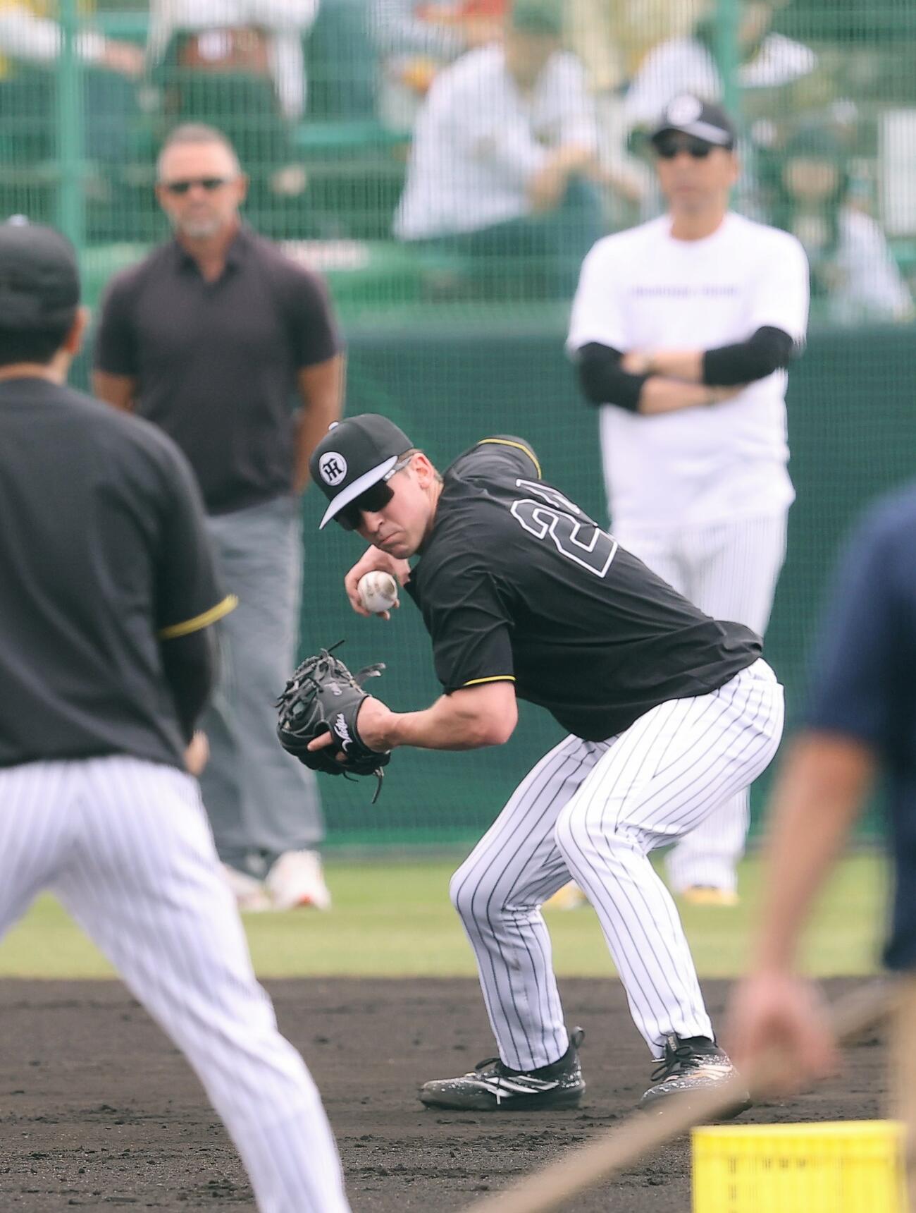 阪神ウィリアムス駐米スカウト（左）藤川監督の見守る中、早出ノックを受けるディバイニー（撮影・上田博志）