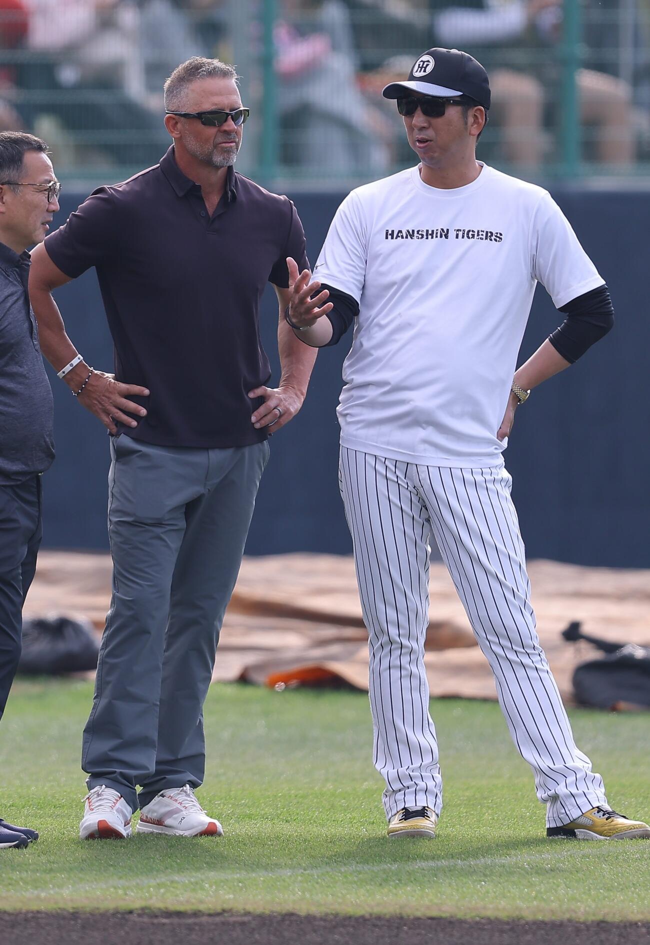 ジェフ・ウィリアムス駐米スカウト（左）と話す阪神藤川球児監督（撮影・上田博志）