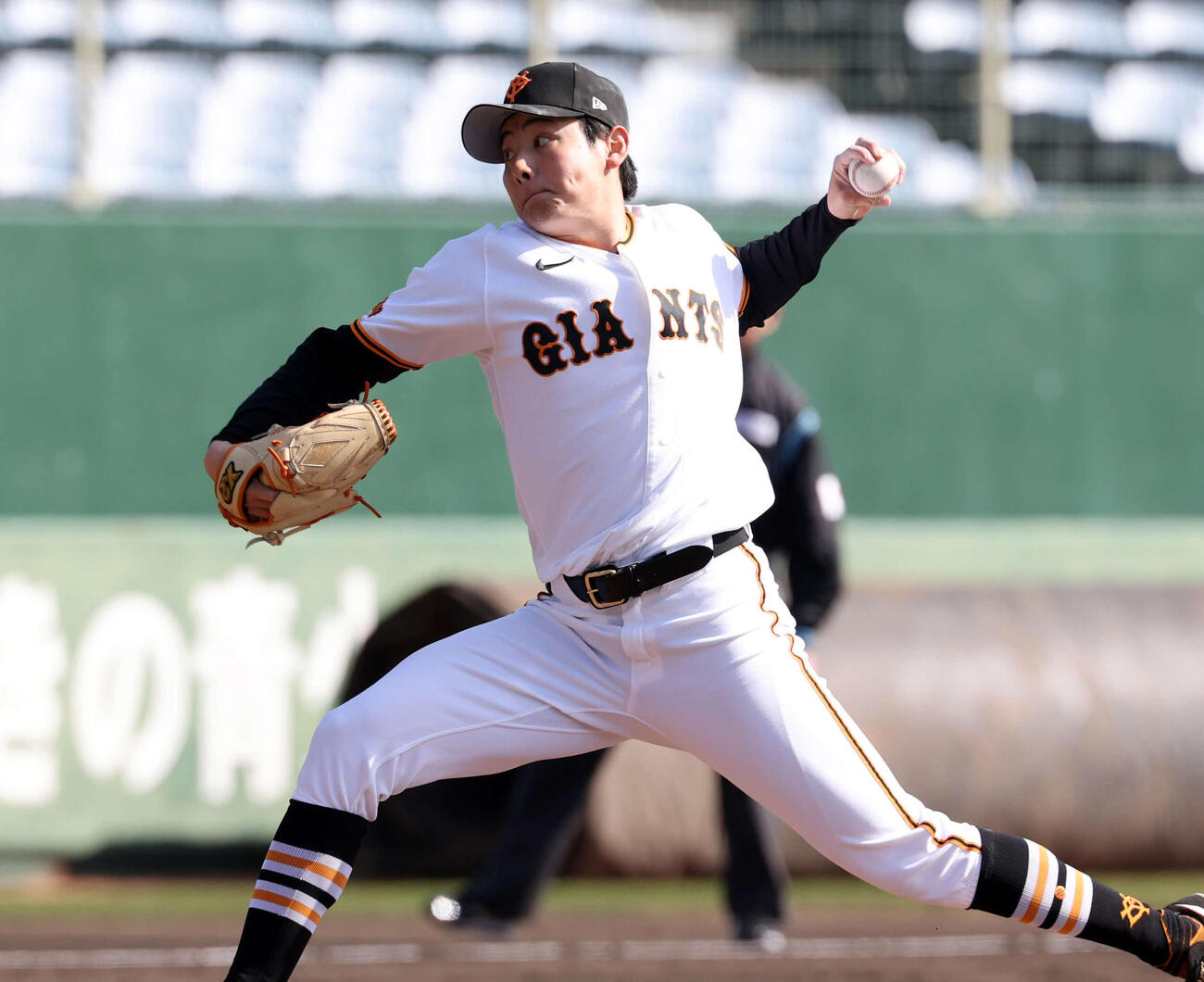 巨人紅白戦　6回表紅組の攻撃で登板した竹丸和幸（26年2月11日撮影）