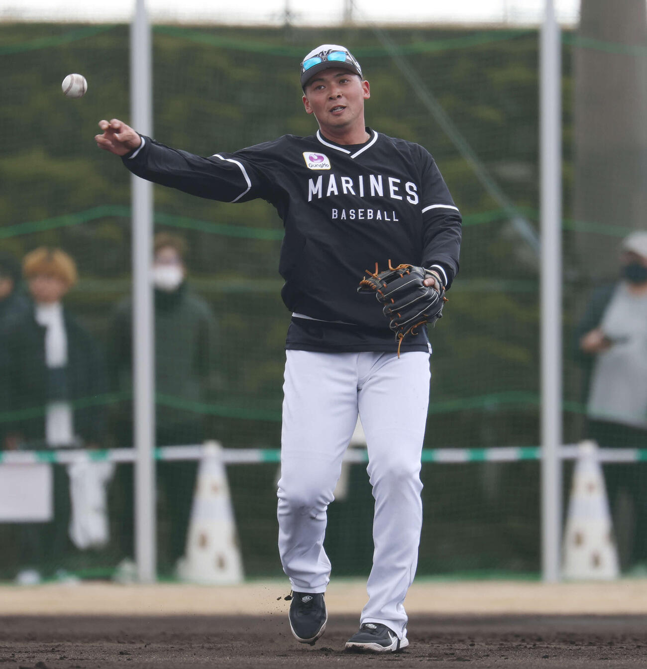 特守を受けるロッテ井上（2026年2月撮影）