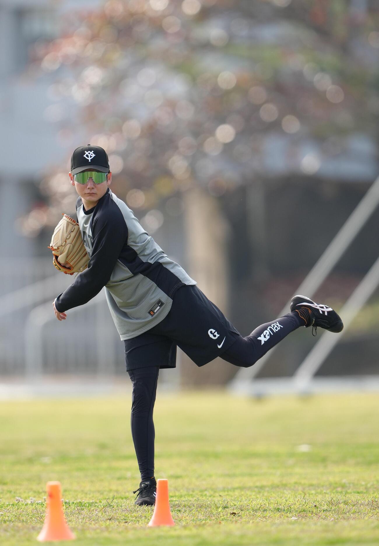 キャッチボールで調整する巨人竹丸（撮影・足立雅史）