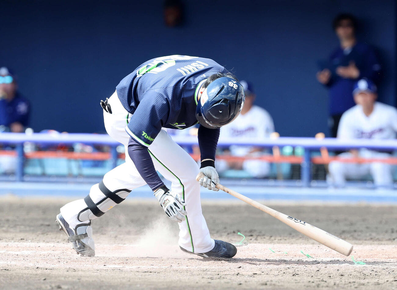 2月12日の練習試合　中日対ヤクルト　3回表ヤクルト1死、石井は死球　