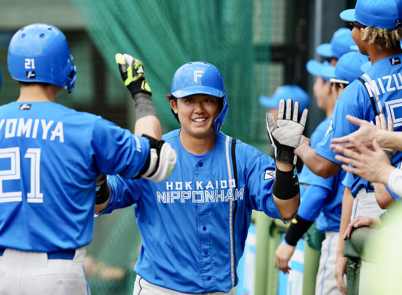 楽天対日本ハム　3回表日本ハム1死三塁、五十幡の一ゴロの間に生還しタッチを交わす走者進藤（撮影・江口和貴）