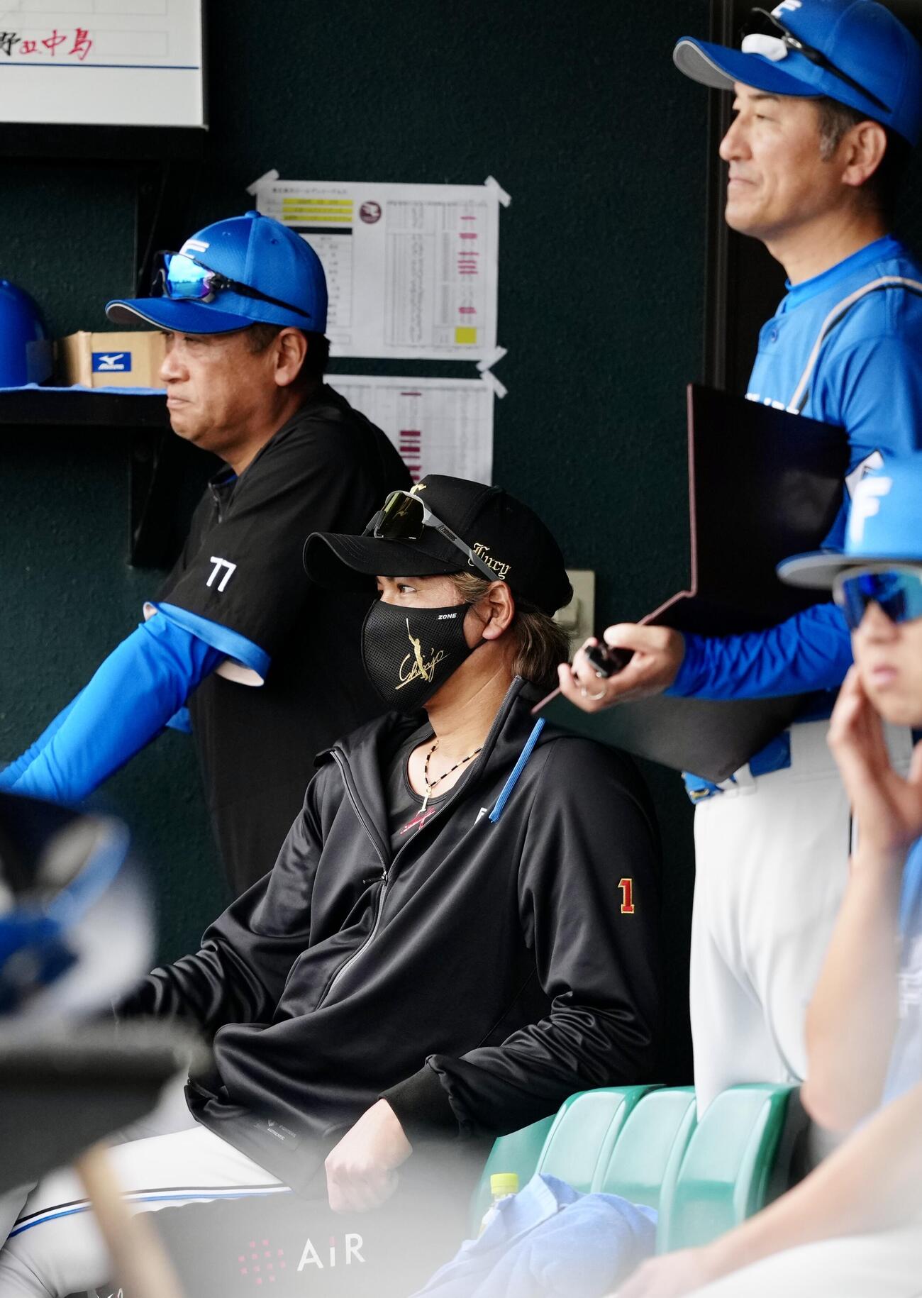 楽天対日本ハム　4回裏、ベンチで厳しい表情の日本ハム新庄監督（中央）（撮影・江口和貴）