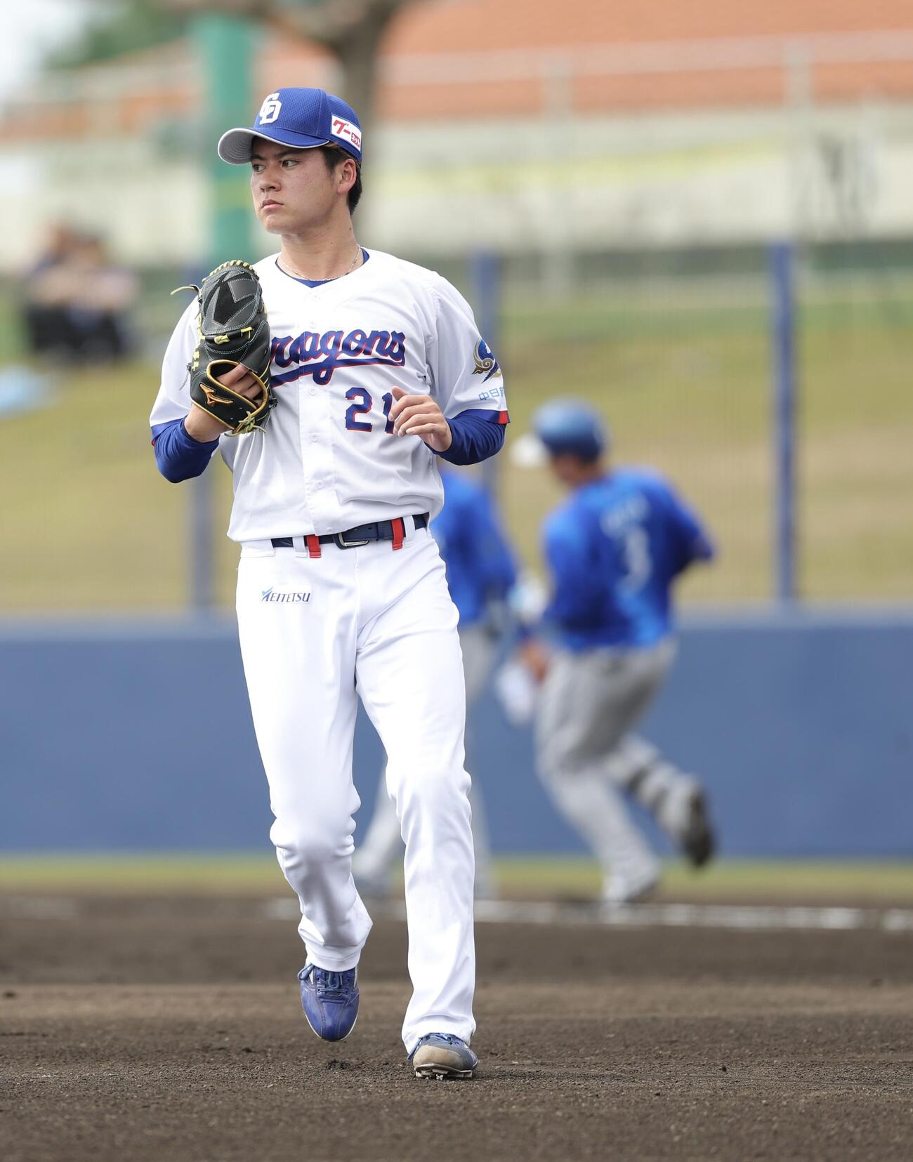 中日対DeNA 2回表DeNA2死一塁、小田に左前打を浴びる金丸（撮影・河田真司）