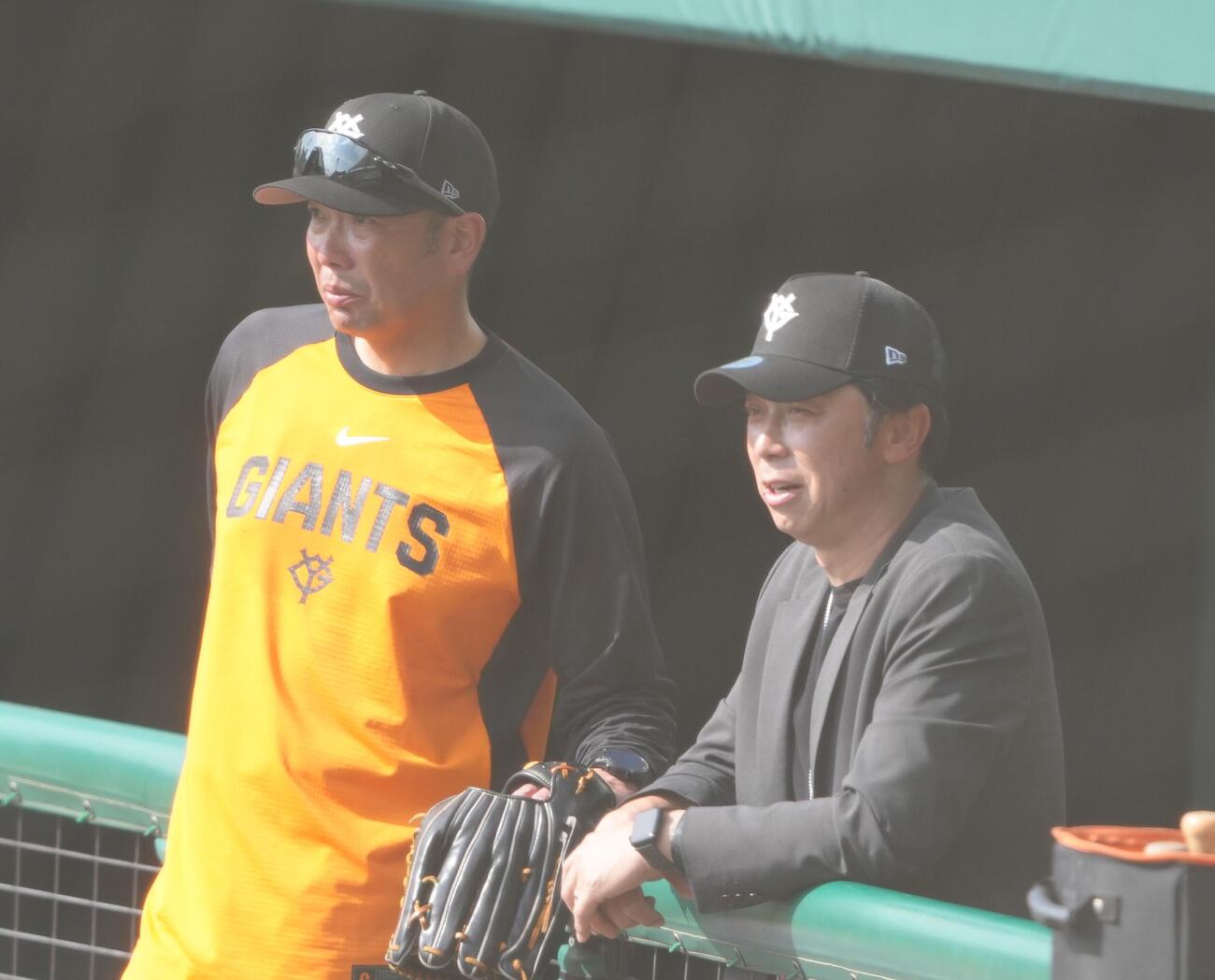 試合前、談笑する巨人阿部監督（左）と宮本氏（撮影・足立雅史）