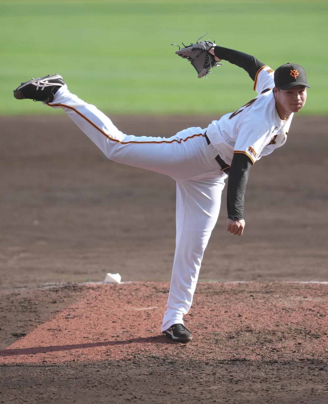練習試合　巨人対広島　8回から登板した巨人田和（撮影・足立雅史）