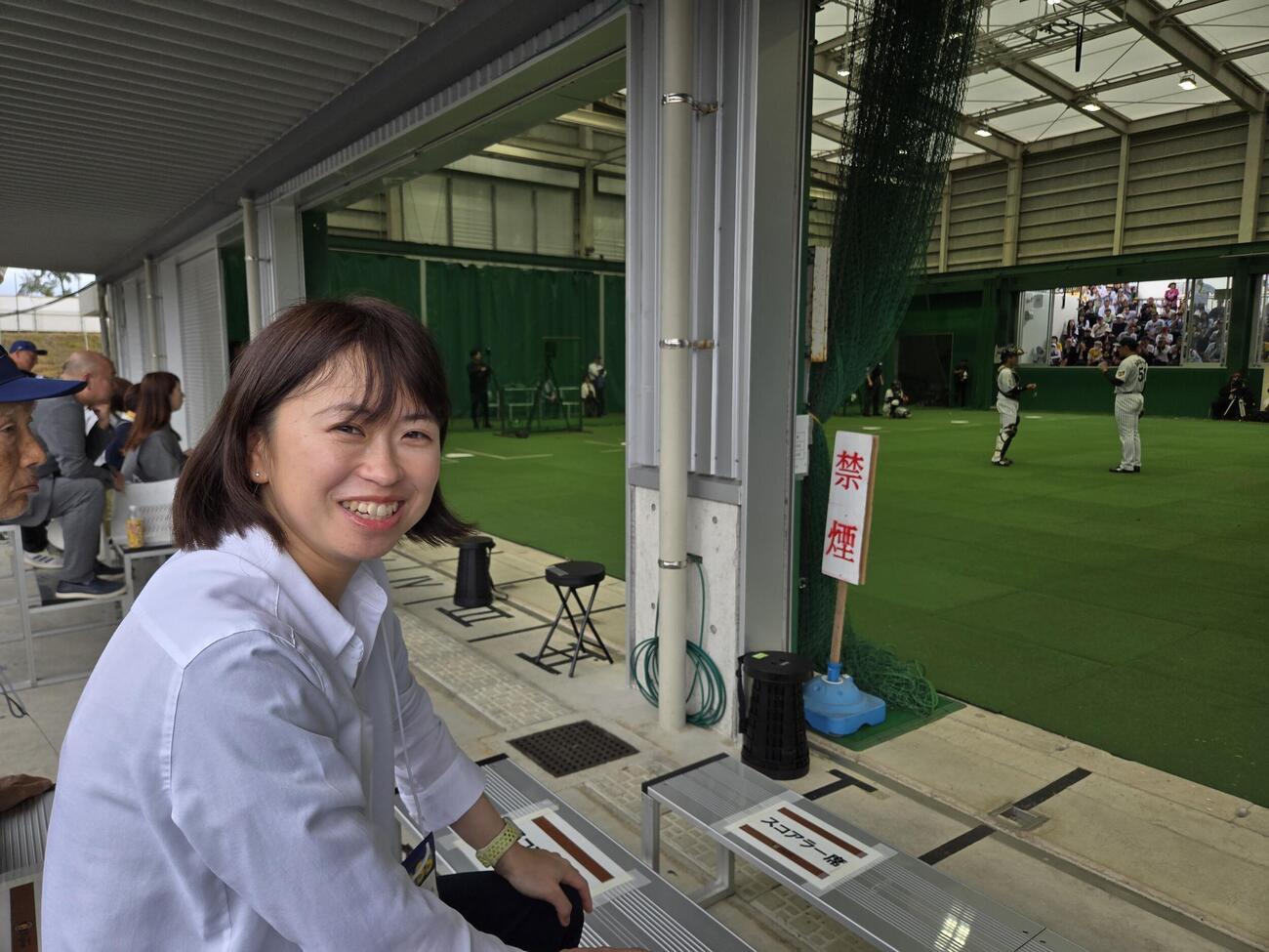 阪神宜野座キャンプを視察した松本国際高校女子硬式野球部・横井千晃監督（撮影・寺尾博和）