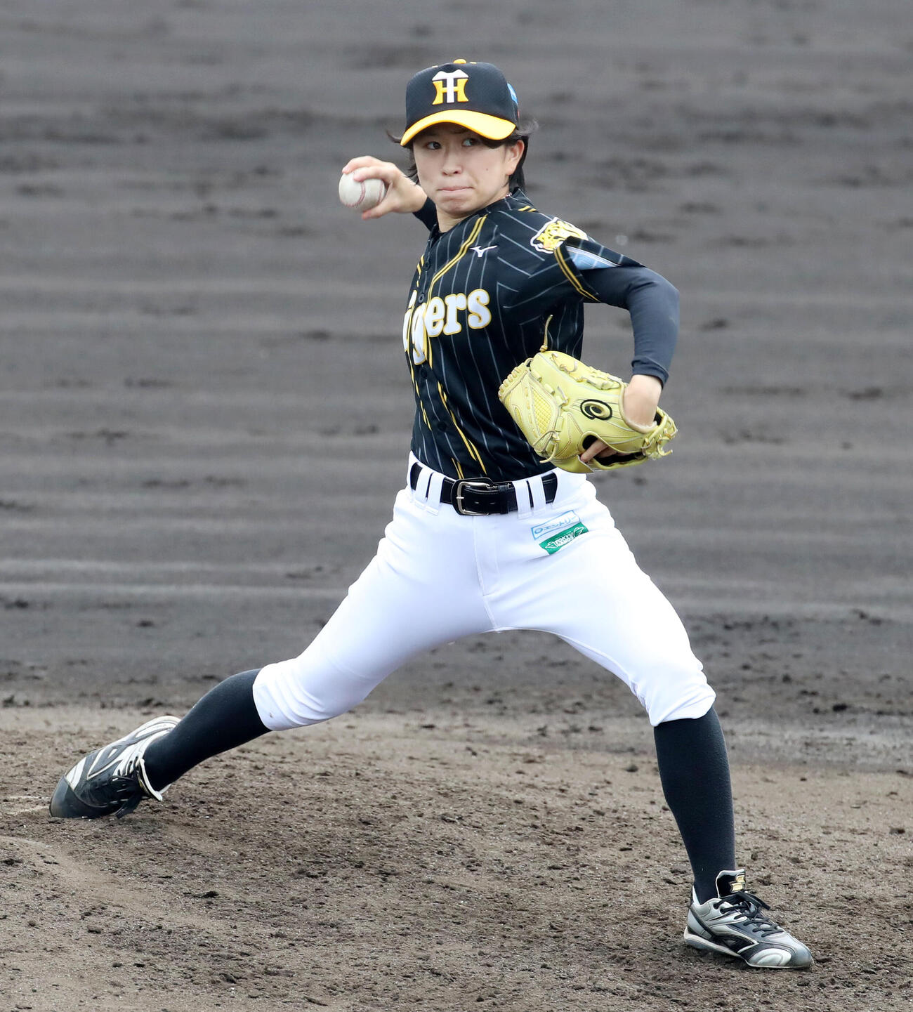 実戦形式の練習で登板する、阪神タイガースWomen時代の横井千晃監督（2021年9月12日撮影）