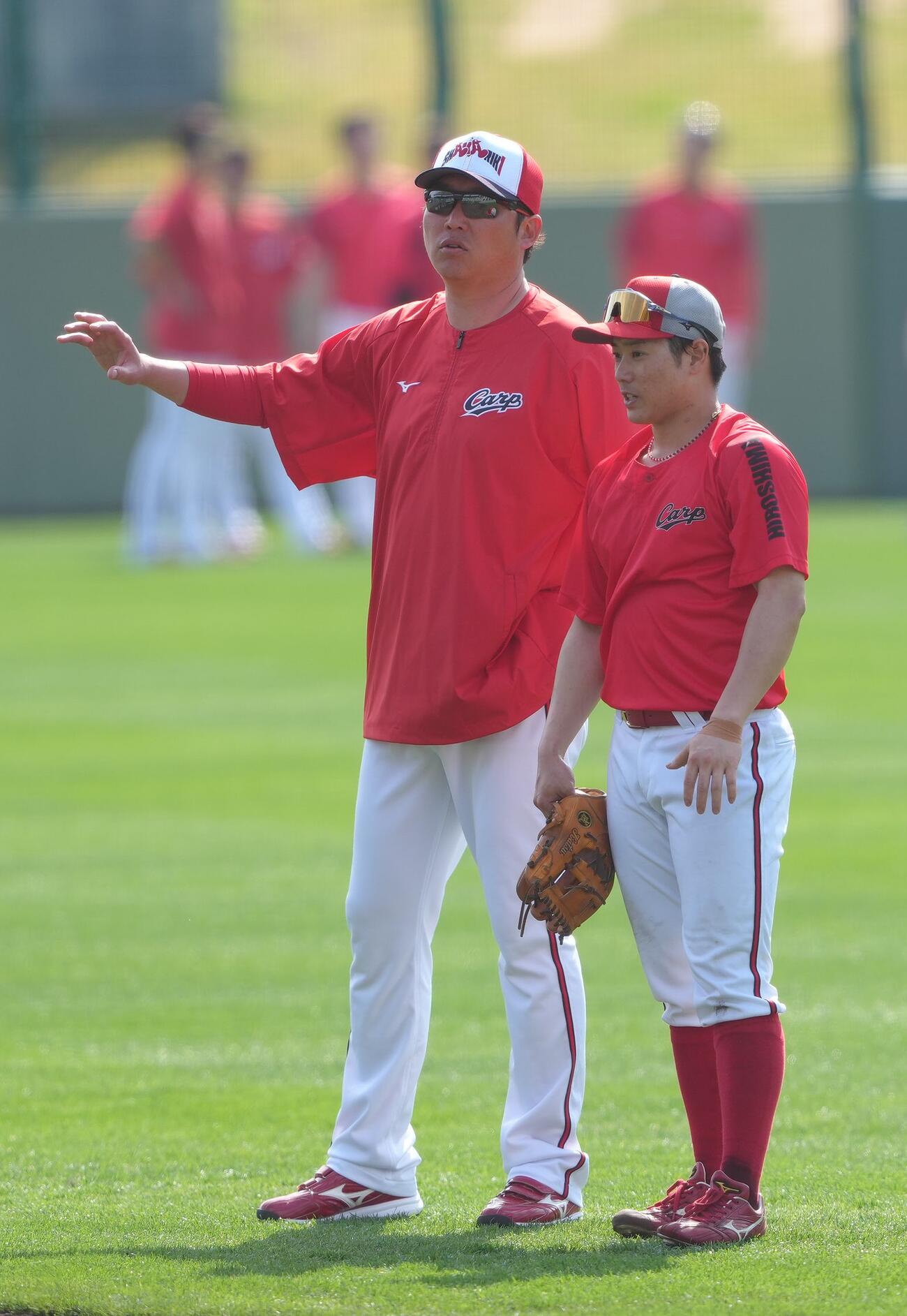 試合前、会話を交わす広島新井監督（左）と勝田（撮影・足立雅史）