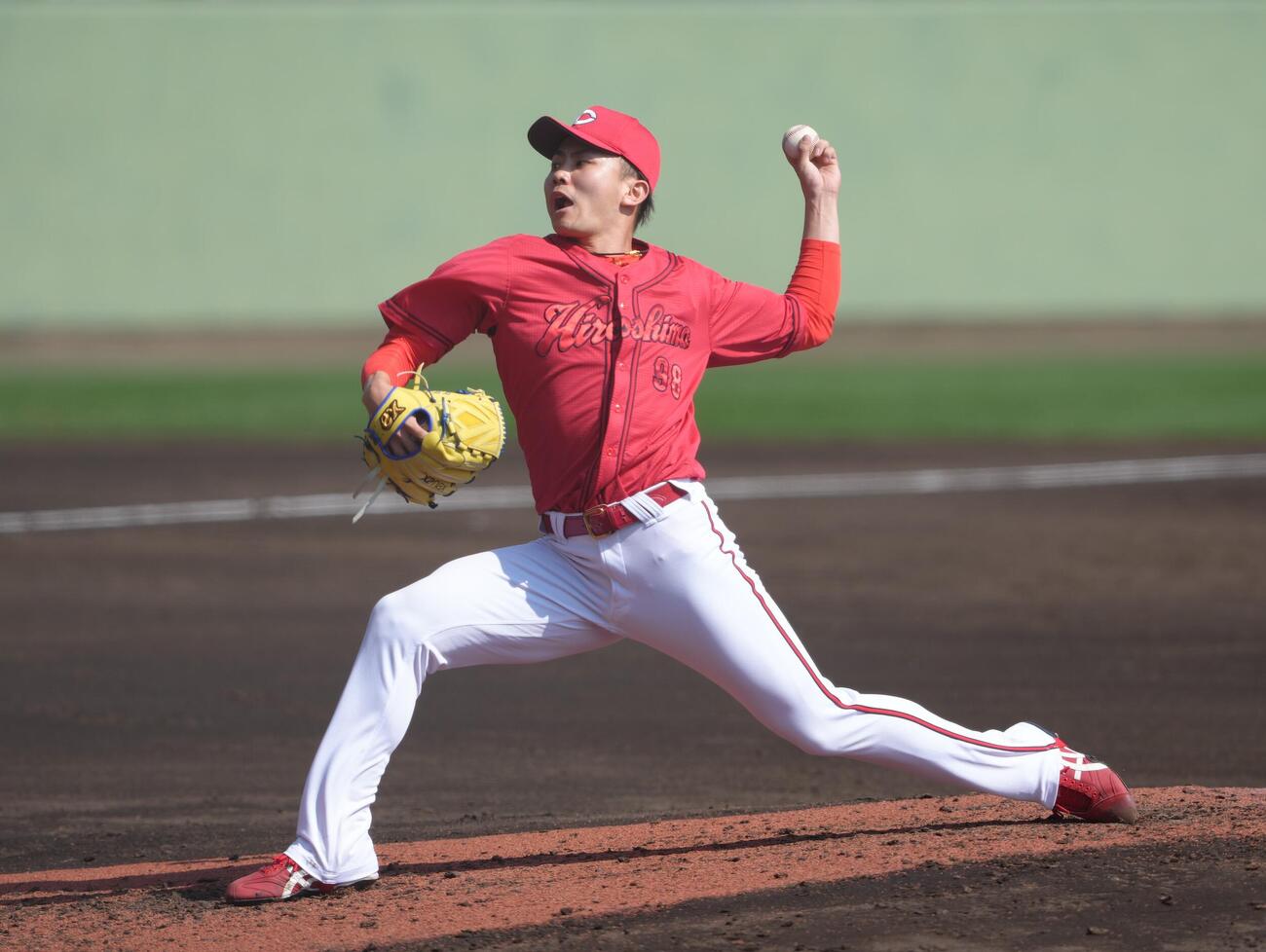 練習試合　巨人対広島　4回から登板した広島辻（撮影・足立雅史）