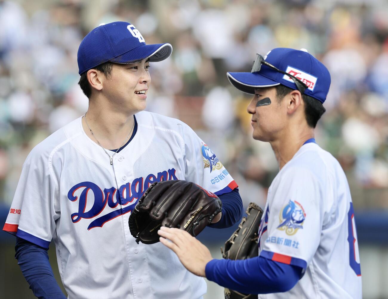 中日対DeNA 8回表を抑え、笑顔でナインを迎える中西（左）（撮影・河田真司）