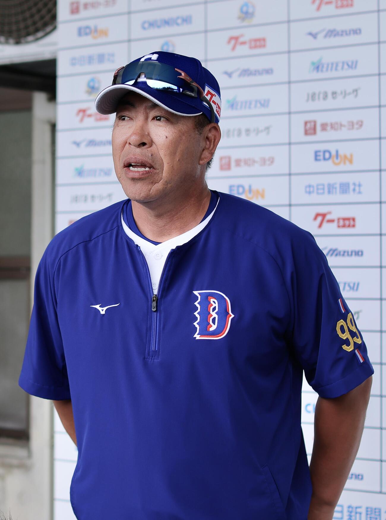 中日対DeNA　記者の質問に答える中日井上監督（撮影・河田真司）