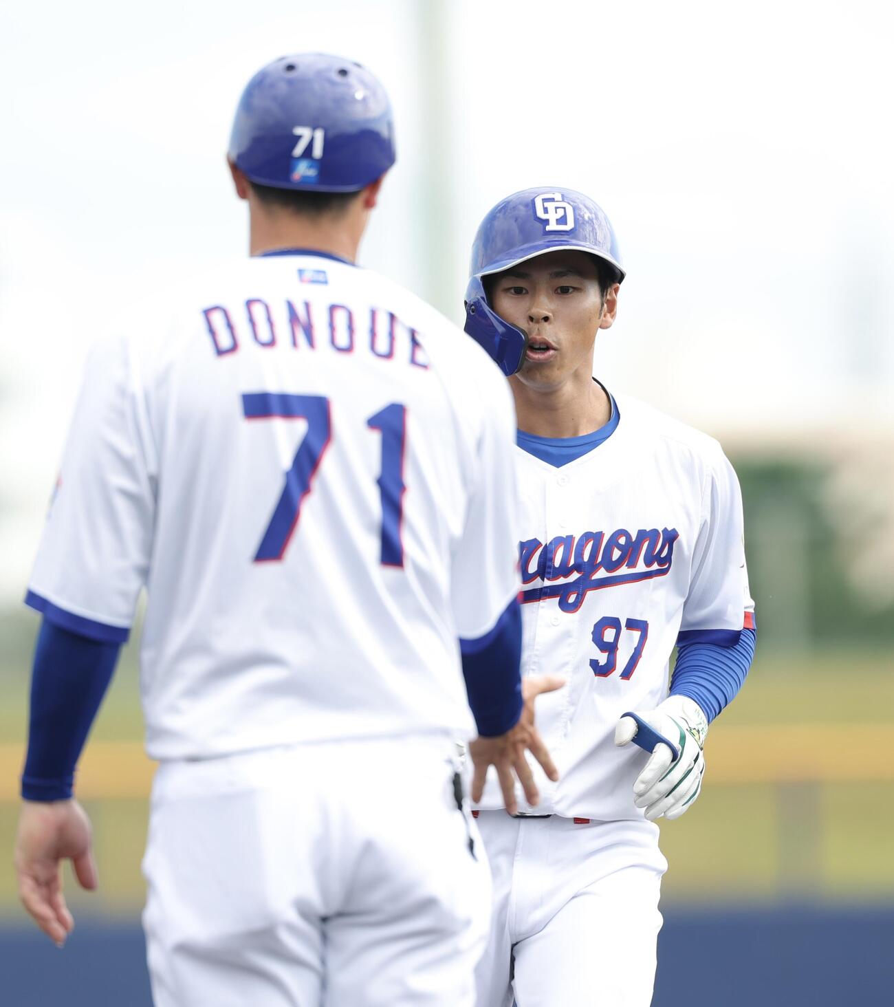 中日対DeNA 6回裏中日1死、左前打を放ち出塁する樋口（撮影・河田真司）