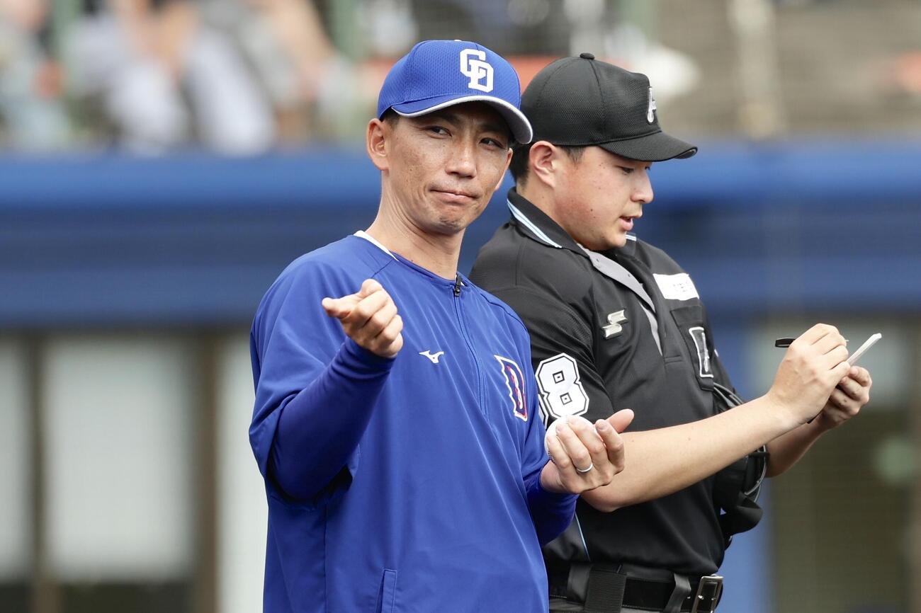 中日対DeNA 6回裏を終え、選手交代を告げる嶋ヘッドコーチ（撮影・河田真司）