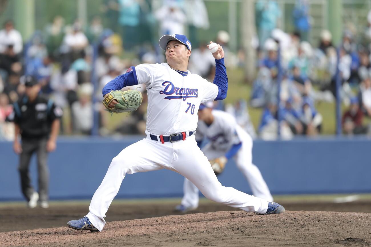 中日対DeNA 7回表、中日5番手で登板する近藤（撮影・河田真司）