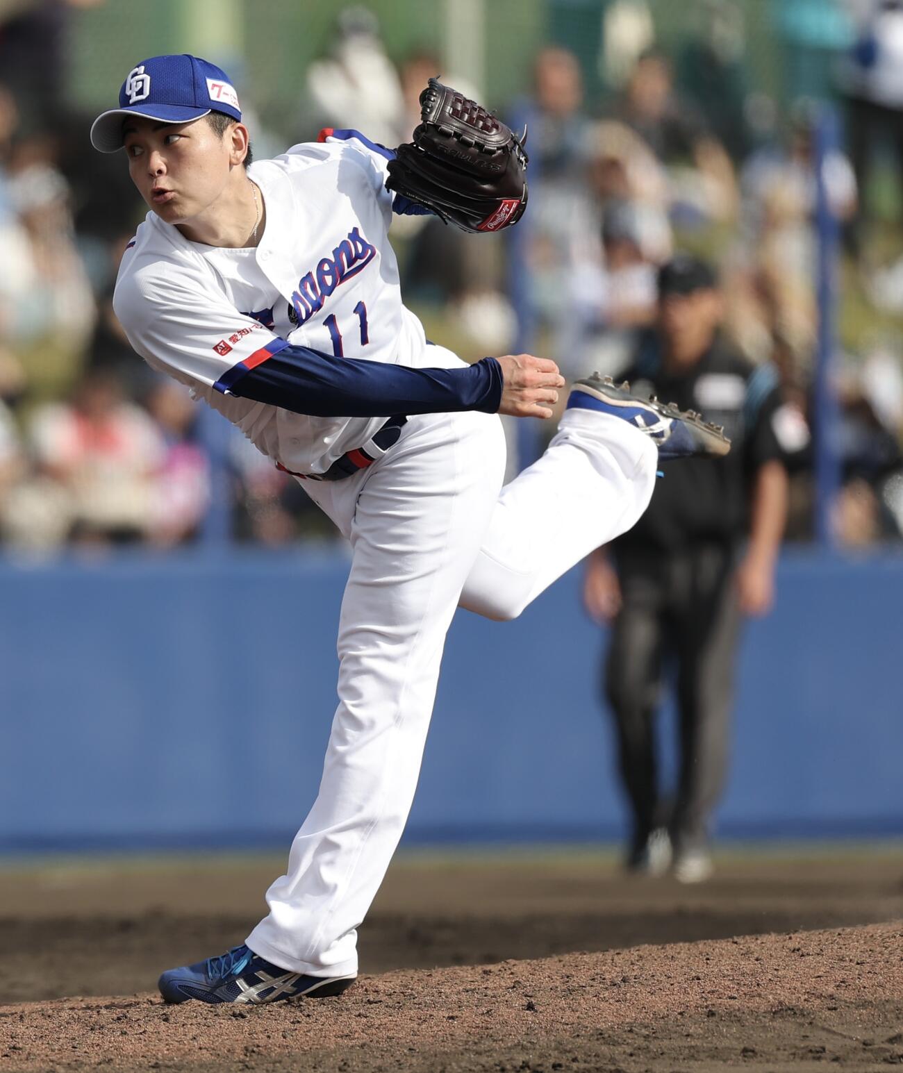 中日対DeNA 8回表、力投する中日中西（撮影・河田真司）