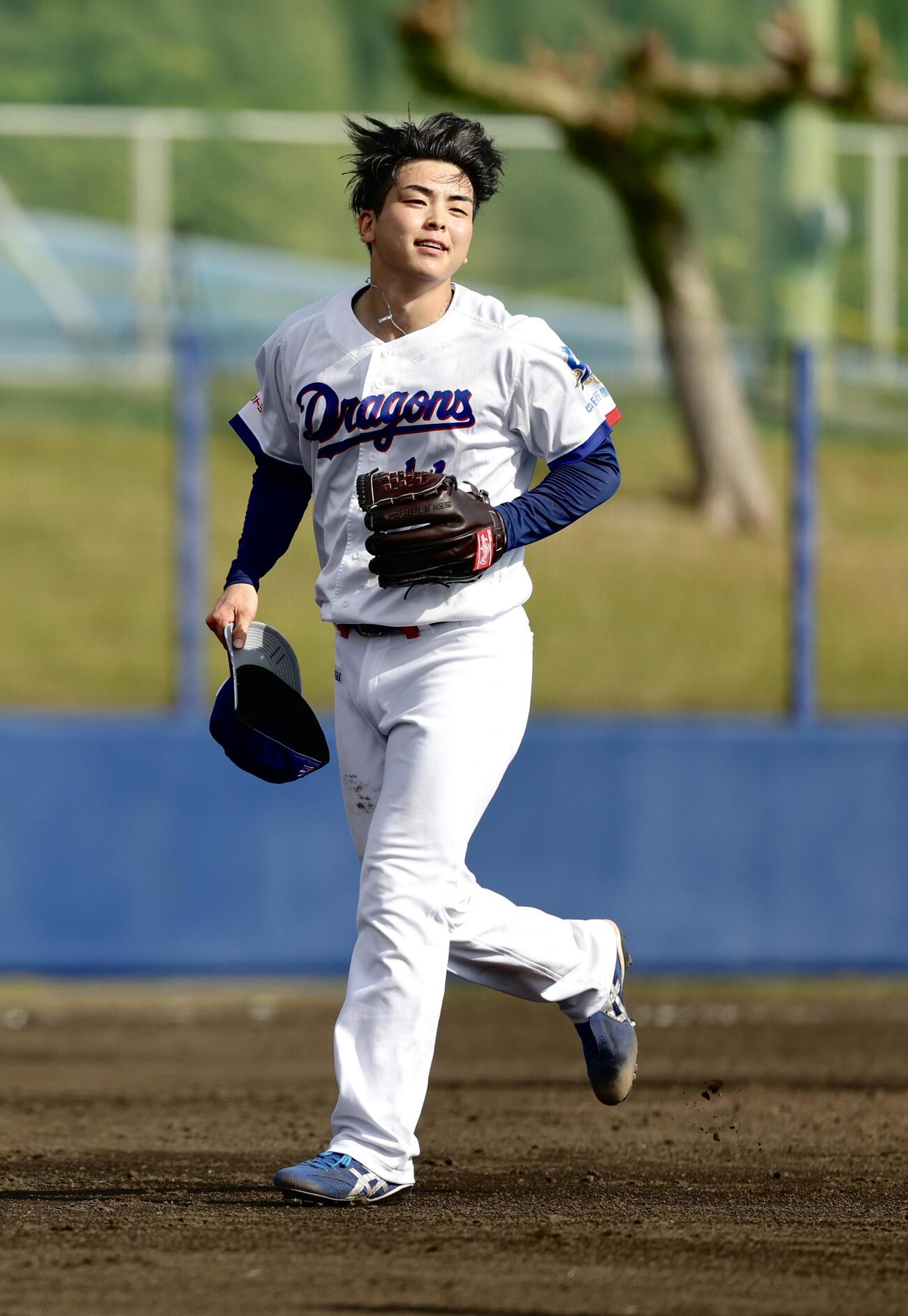 中日対DeNA 8回表を抑え、笑顔でベンチに戻る中西（撮影・河田真司）