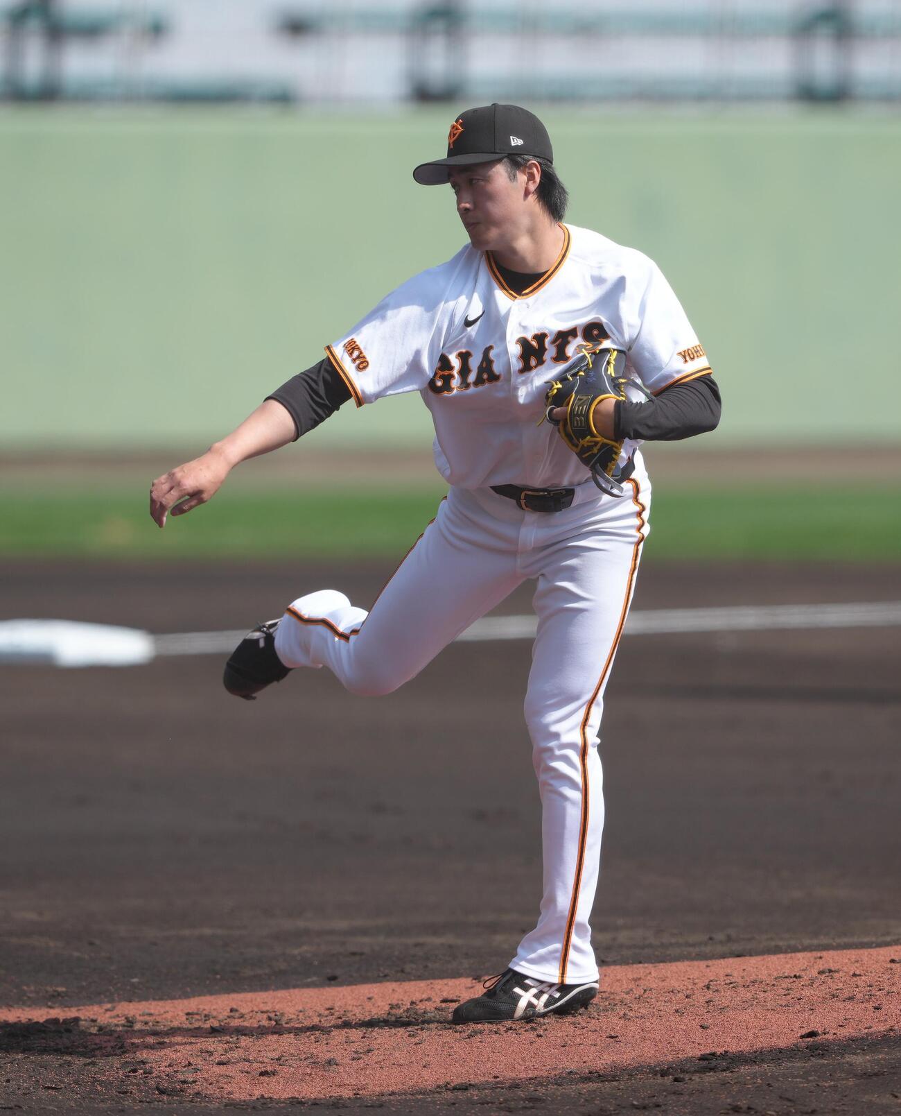 練習試合　巨人対広島　3回から登板した巨人西舘（撮影・足立雅史）