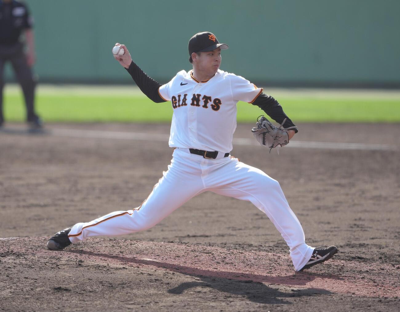 練習試合　巨人対広島　8回から登板した巨人田和（撮影・足立雅史）