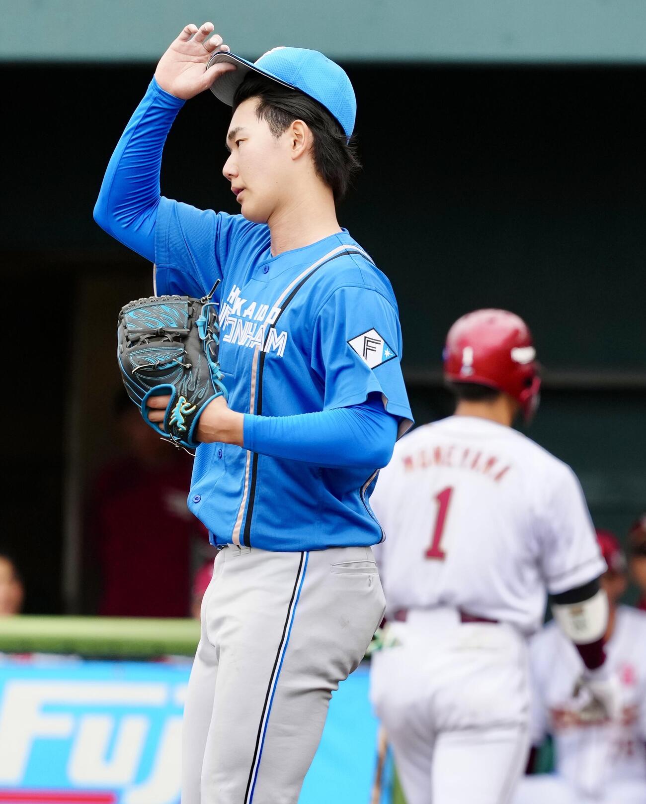楽天対日本ハム　4回裏途中で交代した日本ハム3番手の浅利。後方は楽天宗山（撮影・江口和貴）