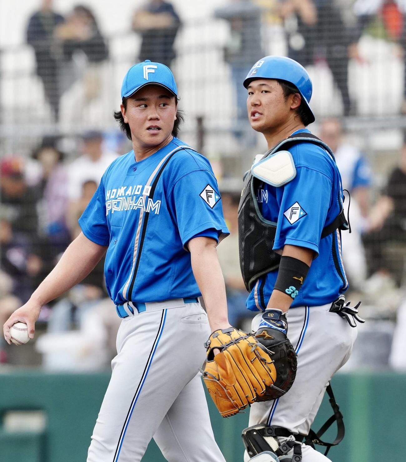 楽天対日本ハム　5回裏楽天1死満塁、宗山に2点適時打を浴びた畔柳（左）。右は捕手進藤