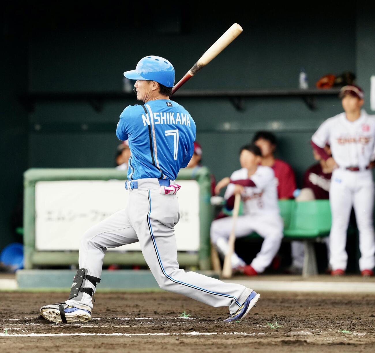 楽天対日本ハム　7回表日本ハム1死二塁、右前打を放つ西川（撮影・江口和貴）