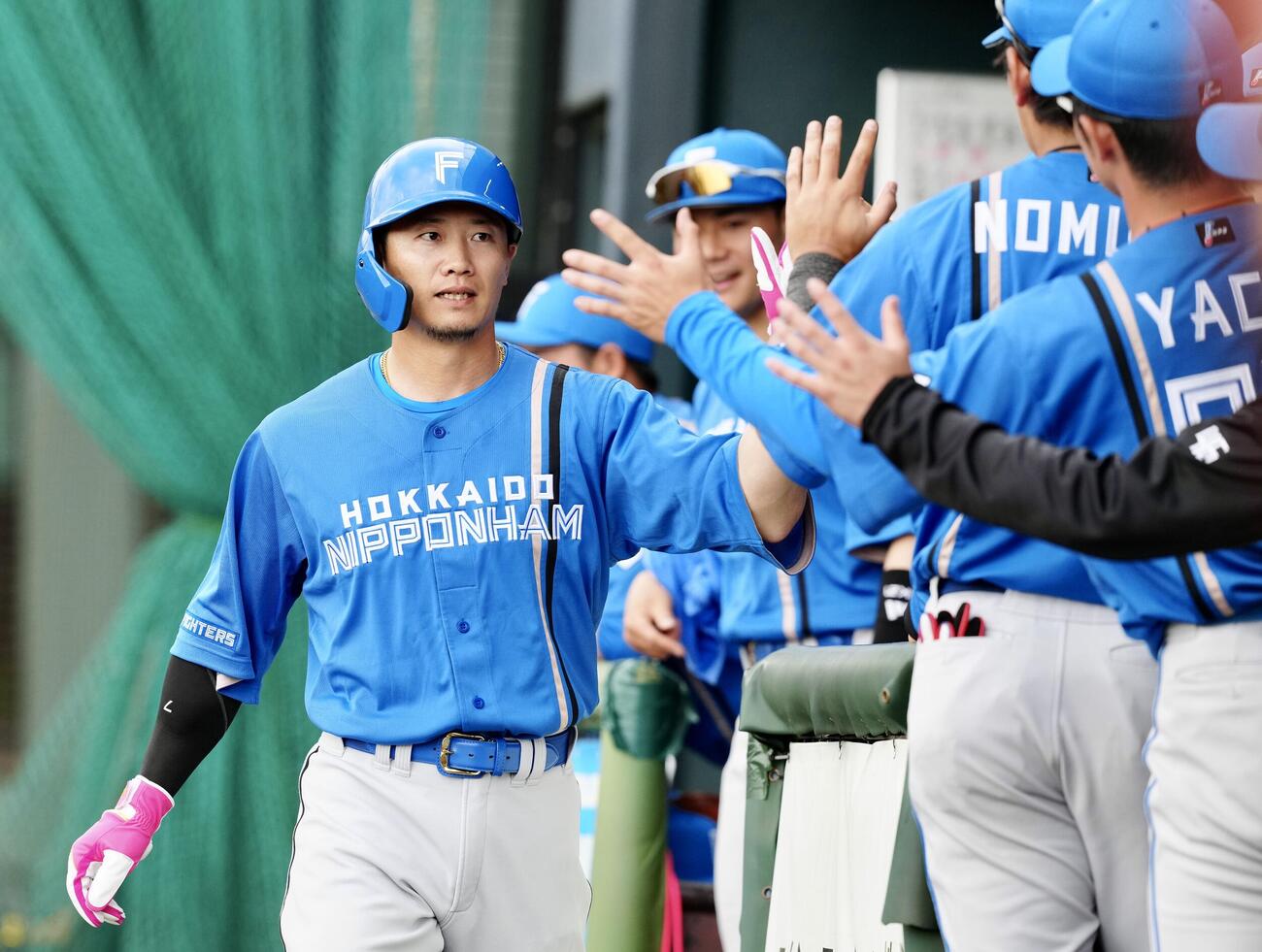 楽天対日本ハム　7回表日本ハム2死満塁、田宮の2点適時内野安打で生還しタッチを交わす西川（撮影・江口和貴）