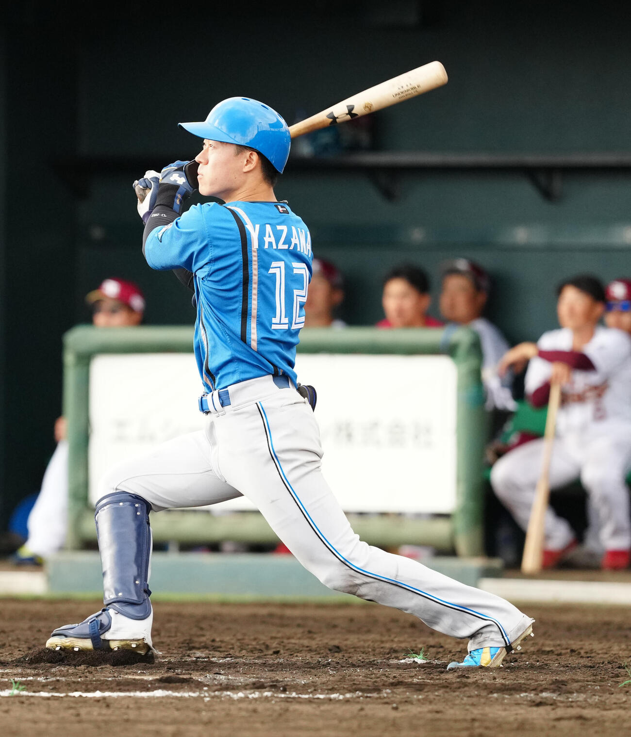 楽天対日本ハム　9回表日本ハム1死満塁、走者一掃となる3点適時二塁打を放つ矢沢（撮影・江口和貴）