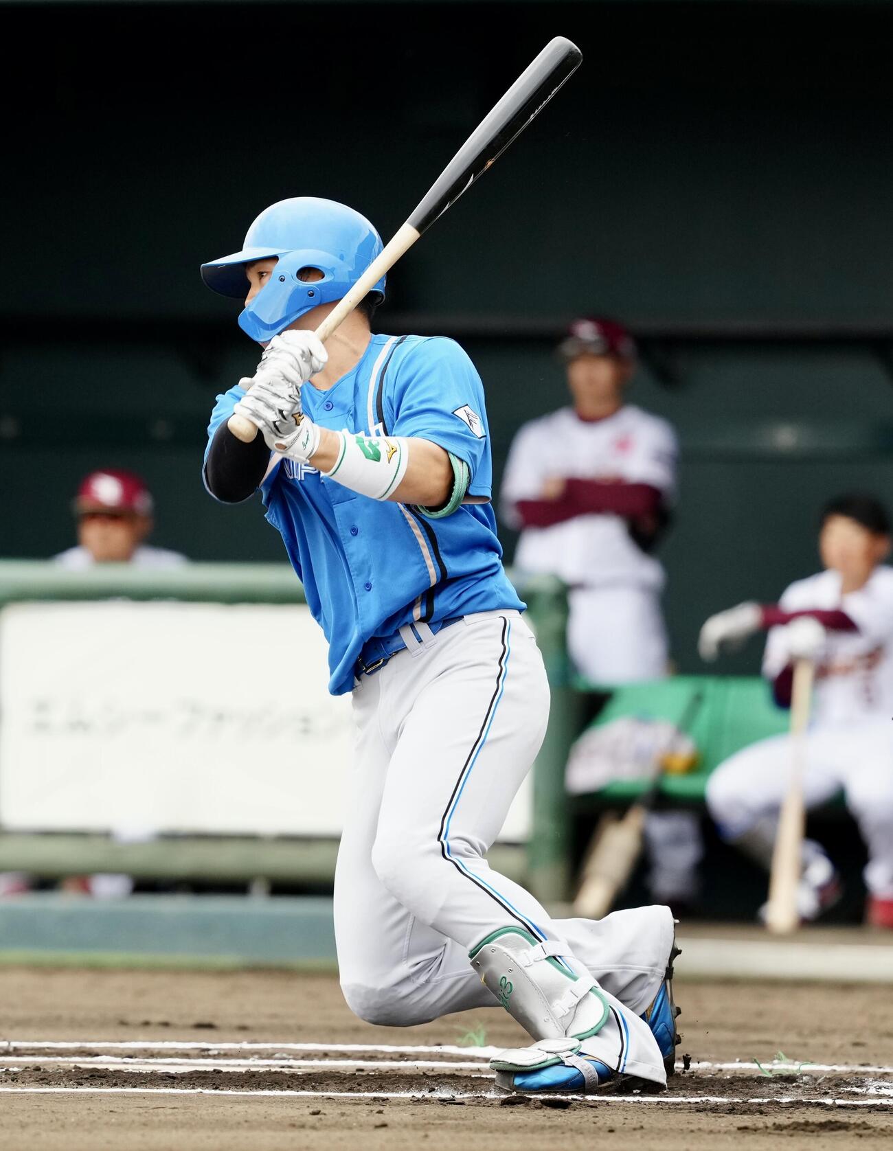 楽天対日本ハム　1回表日本ハム2死二塁、先制適時打を放つ郡司（撮影・江口和貴）