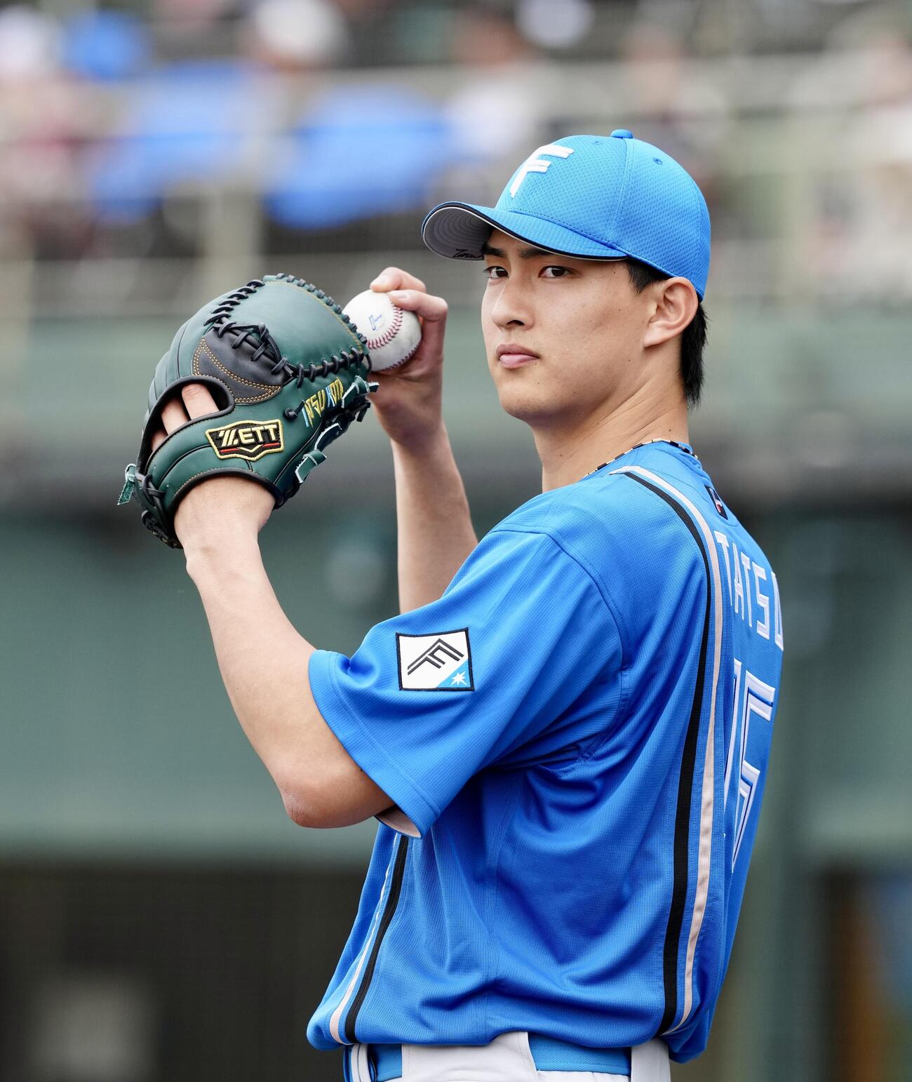 楽天対日本ハム　1回表、投球練習する日本ハム先発の達（撮影・江口和貴）