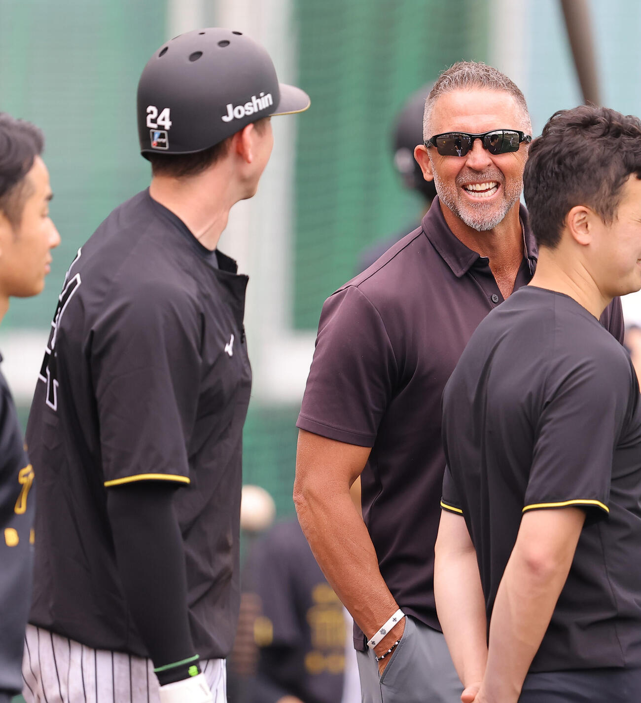 ディベイニー（左）と談笑するウィリアムス駐米スカウト（撮影・上田博志）