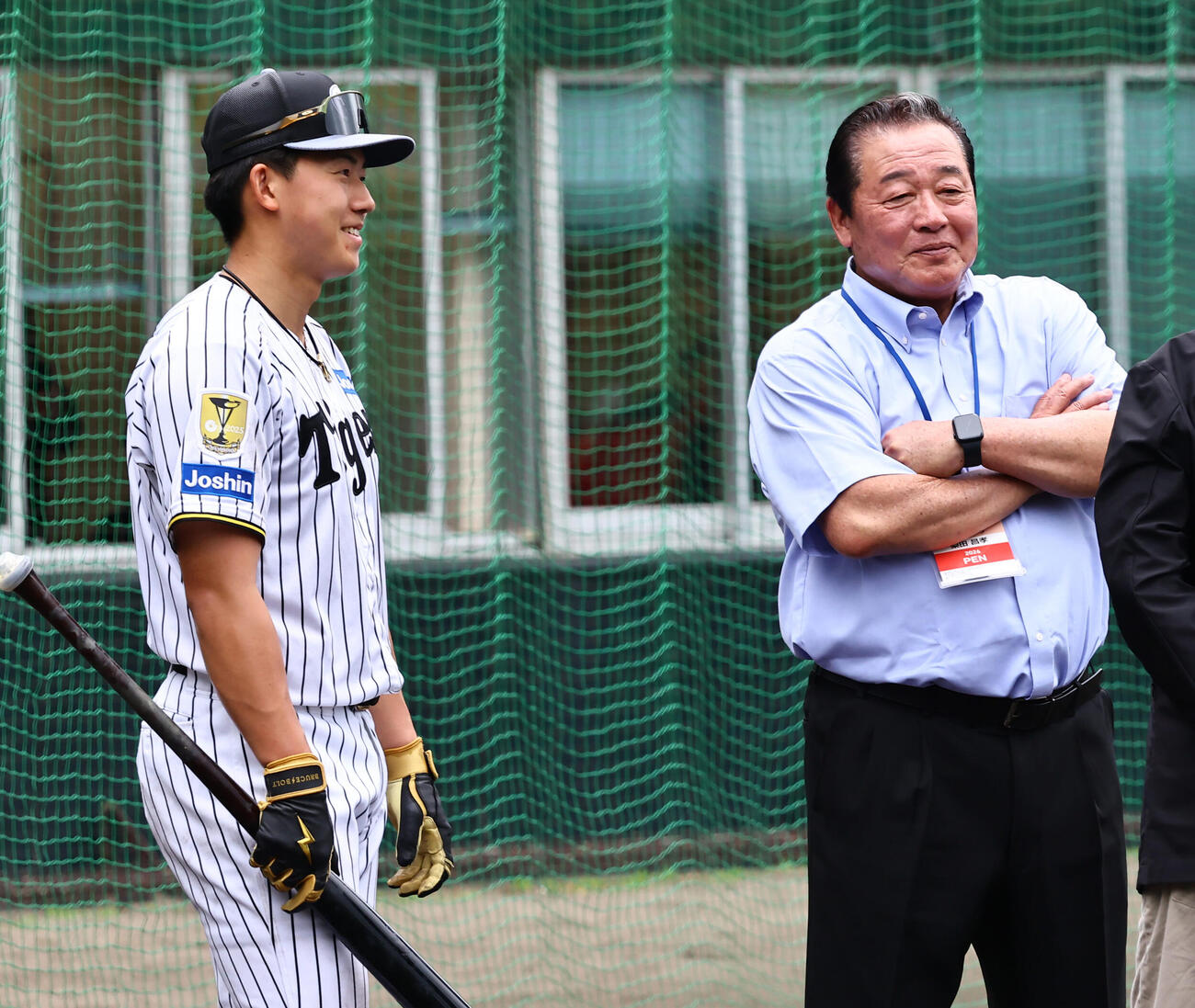 阪神立石（左）と話す本紙評論家の梨田氏（撮影・上田博志）