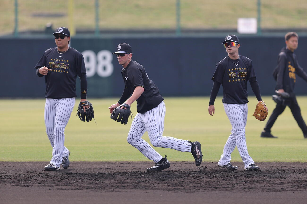 早出特守する左から大山、ディバイニー、中野（撮影・上田博志）＝2026年2月15日、バイトするならエントリー宜野座スタジアム