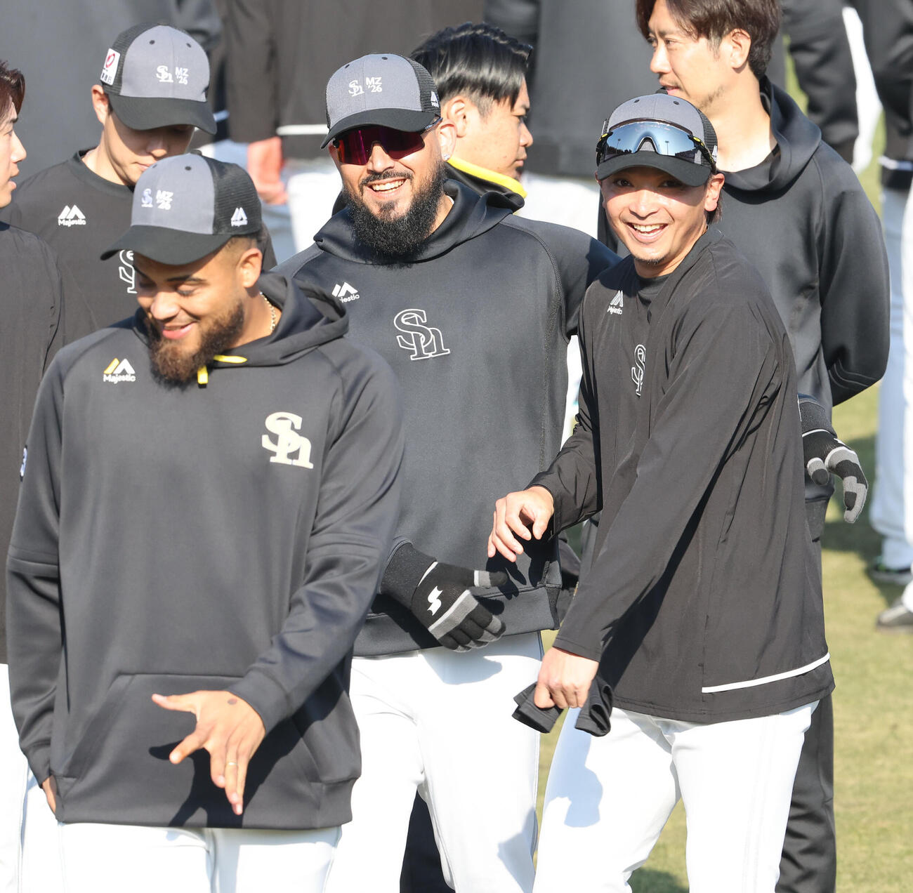 チームに合流したオスナは東浜と再会を喜ぶ（撮影・梅根麻紀）
