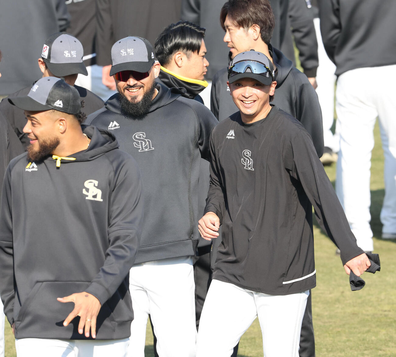 チームに合流したオスナ（中央）は東浜（右）と再会を喜ぶ（撮影・梅根麻紀）