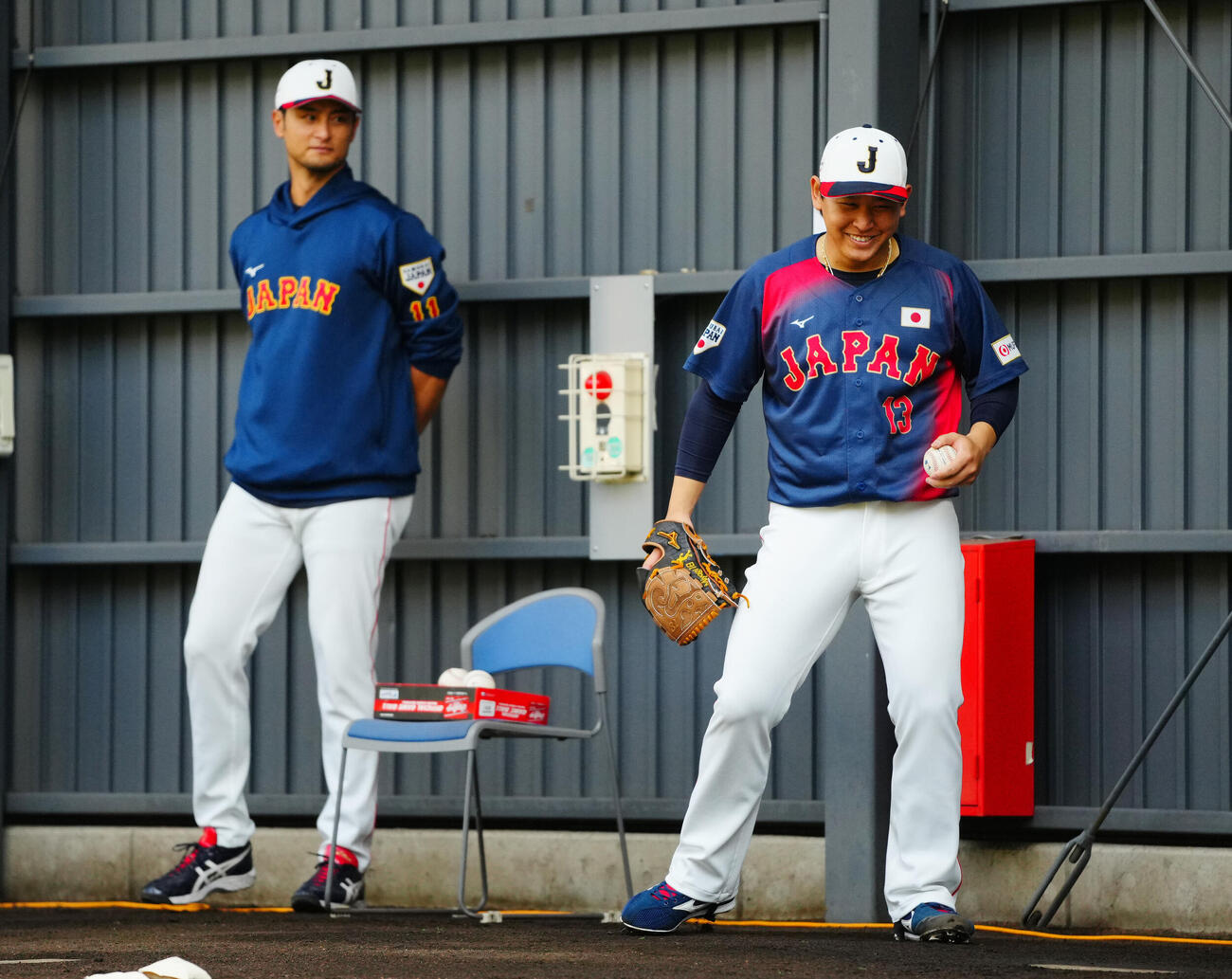 ブルペンでおどけ笑顔を見せる宮城（右）（撮影・垰建太）