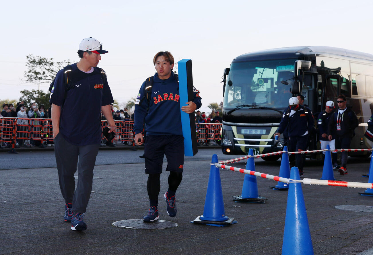 球場に到着した侍ジャパン大勢（左）と宮城（撮影・加藤哉）