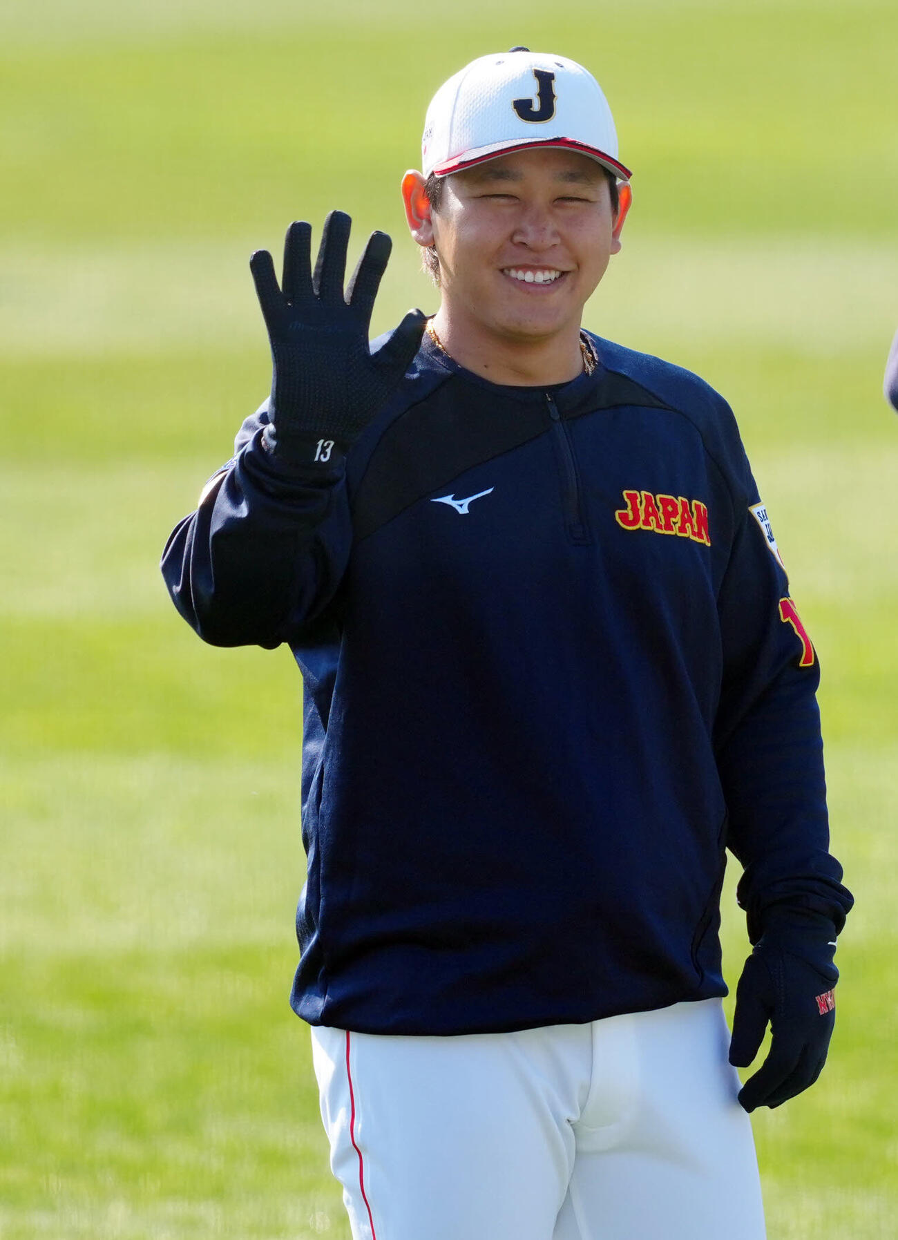 練習に訪れたなにわ男子の藤原丈一郎に笑顔で手を振る宮城（撮影・垰建太）