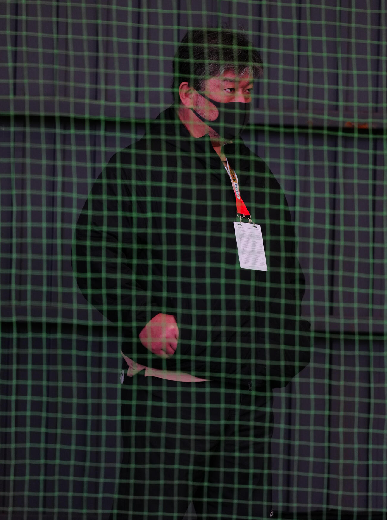 ブルペンを見つめる野茂氏（撮影・垰建太）