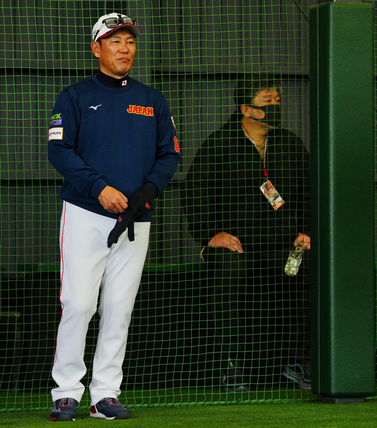 ブルペンで投手陣の投球を見つめる井端監督。右は野茂氏（撮影・垰建太）