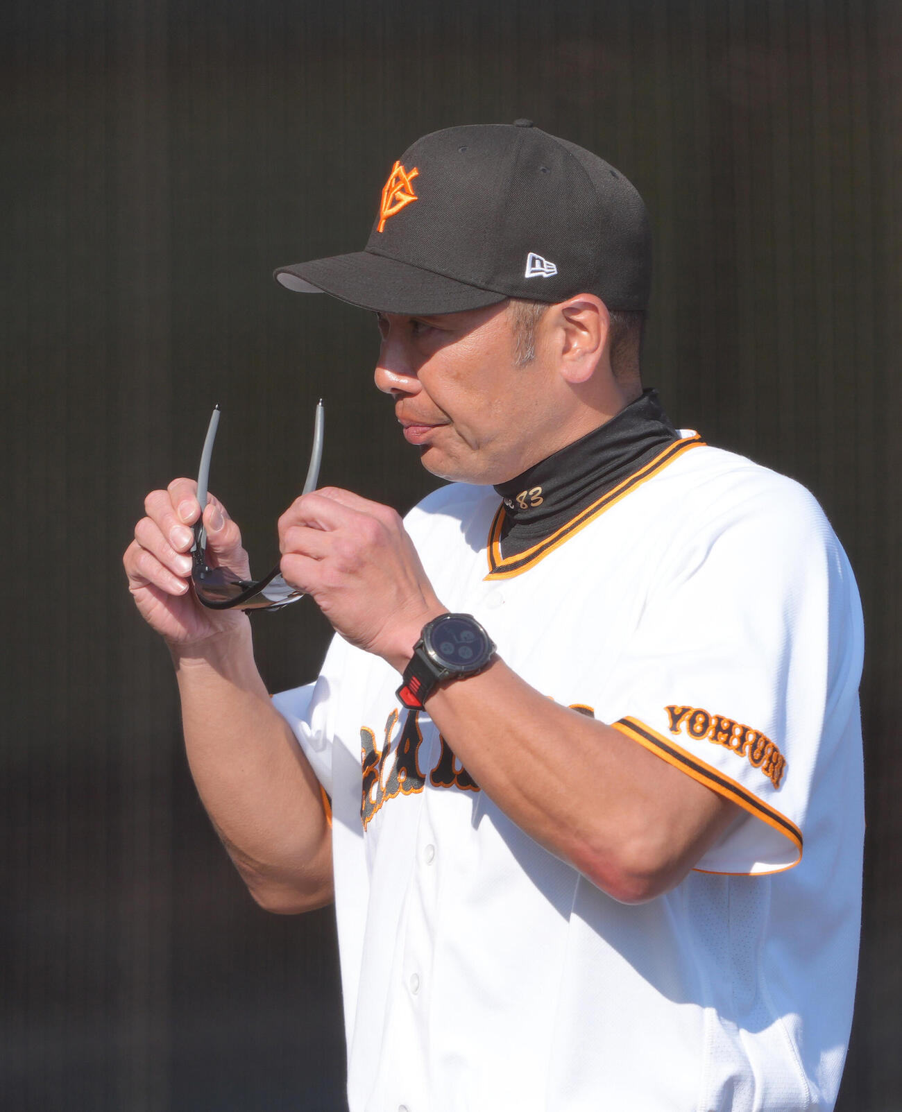 練習試合　巨人対広島　サングラスをかけ直す巨人阿部監督（撮影・足立雅史）
