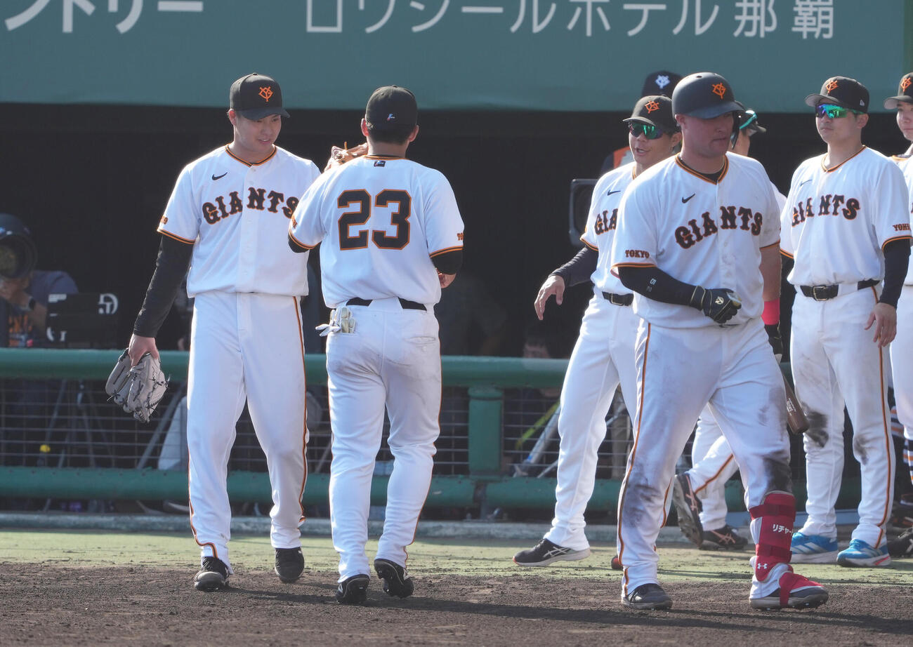 練習試合　巨人対広島　8回から登板した巨人田和（左端）は無失点で1イニングを抑えナインらとタッチを交わす（撮影・足立雅史）