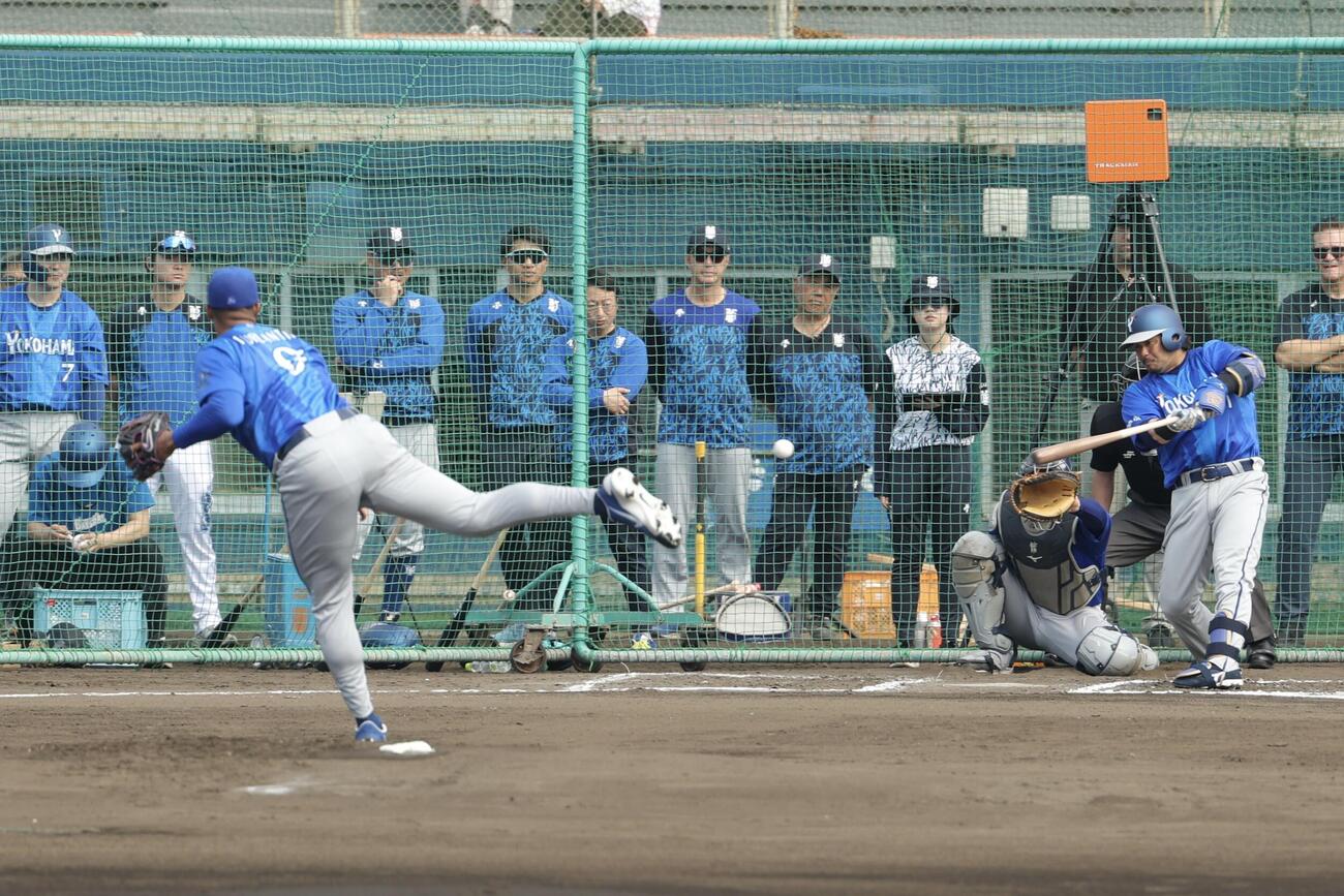 宮崎の打撃投手に入るDeNAデュプランティエ（撮影・河田真司）