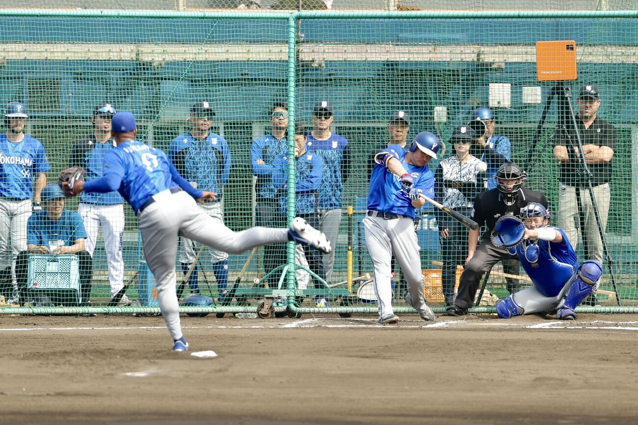筒香の打撃投手に入るDeNAデュプランティエ（撮影・河田真司）