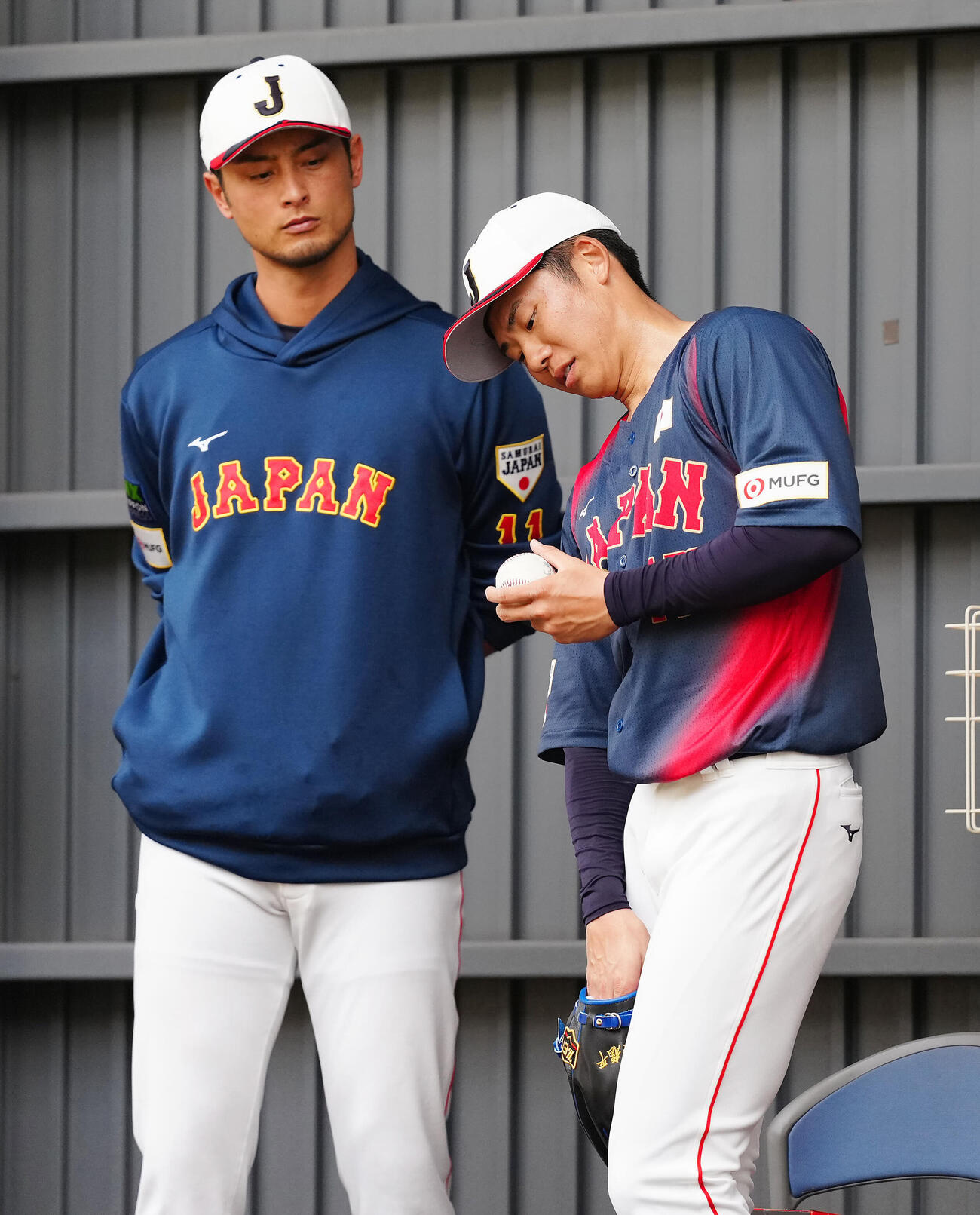 ブルペンで曽谷龍平（右）にアドバイスするダルビッシュ（撮影・垰建太）